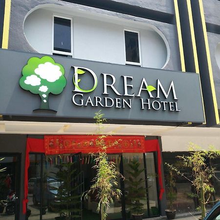 Dream Garden Hotel Кланг Екстериор снимка